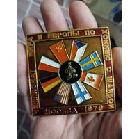 Очень крупный знак,чемпионат мира и Европы по хоккею,на двух булавках