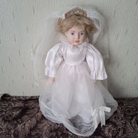 Кукла фарфоровая