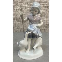 Фарфоровая статуэтка Metzler & Ortloff Пастушка гусей. ГДР. 1950-1959 год. Высота 15 см.