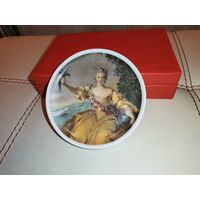 Фарфоровая, настенная тарелочка "Девушка с птицей", Кайзер, Германия, без сколов и трещин.