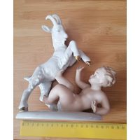Статуэтка путти с козлом фарфор. Клеймо