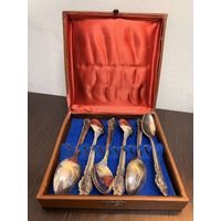 Винтажный набор из шести чайных ложек с растительным декором в оригинальной коробке , времен СССР.