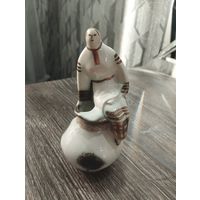 Фарфоровая статуэтка девушка на вазе