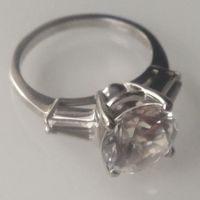 Кольцо винтажное. Под серебро.Вставка- красивый крупный  камушек с богатой огранкой.18 размер.