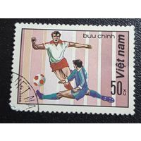 Лот 298 Вьетнам (1982) Моменты футбола, отбирающий мяч VN 1218