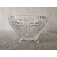 Красивая винтажная ваза для салатов (салатница) или конфетница на ножках. Хрусталь. СССР, вторая половина прошлого века.