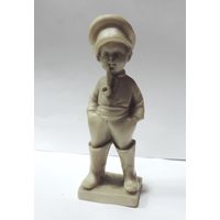 Статуэтка "Мальчик с трубкой" 50-60-е годы Европа. Высота 14 см. Карболит.