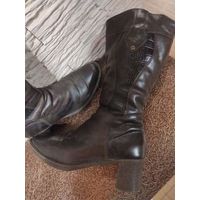 Сапоги Марко на 38-39 размер, натуральные. Коричневый цвет Маркировка 39. Высота 38 см, высота каблука 5 см, ПО по верху примерно 19 см плюс есть резинка. Хорошие, теплые сапоги. Б/у, в хорошем состоя