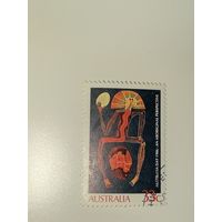 Австралия год 1986.   На марке изображен рисунок в стиле аборигенов, представляющий их взгляд на День Австралии.