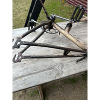 Рама с отлично работающим педальным узлом от складного подросткового велосипеда. Ведущая звезда и педали стоят от взрослого-на маленьких колёсах это даёт большую скорость!