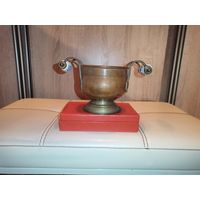 Латунное кашпо с фарфоровыми ручками, высота 10 см.